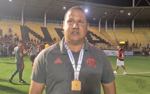 Treinador do sub-17 do Flamengo se emociona após título: “Feliz, realizado e orgulhoso”