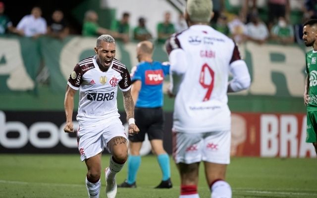 Matheuzinho se declara ao Flamengo e comemora primeiro gol com o Manto