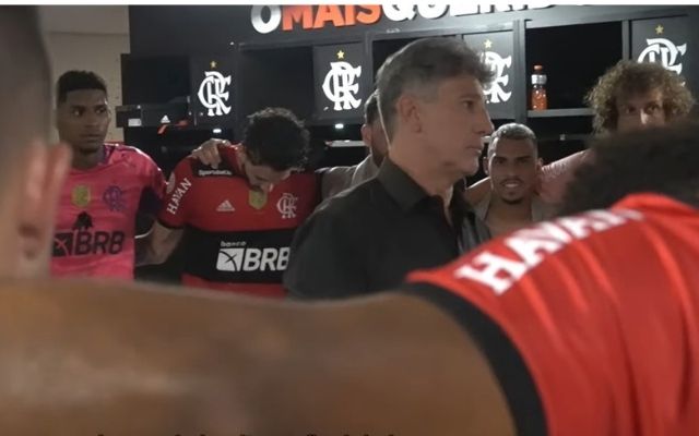 Renato parabeniza jogadores no vestiário após vitória: “Vocês amassaram os caras”