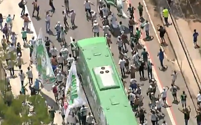 Torcida do Palmeiras ‘copia’ rubro-negros e vira alvo de piadas