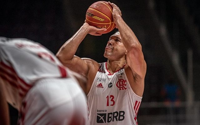 Pivô do FlaBasquete destaca inteligência de Gustavo de Conti no comando do Flamengo