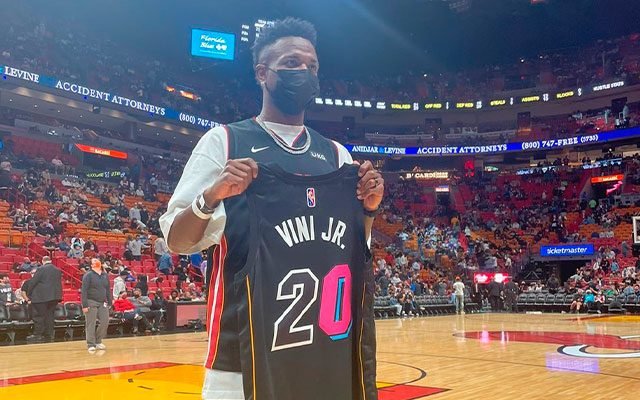 Vinicius Júnior recebe camisa personalizada em jogo da NBA