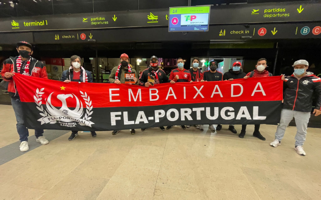 Torcida do Flamengo faz música especial para Paulo Sousa em embarque do treinador