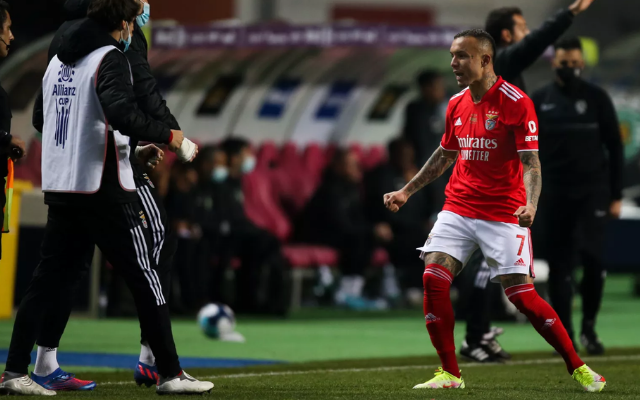 Na mira do Fla, Everton Cebolinha se destaca em clássico, mas não evita vice do Benfica