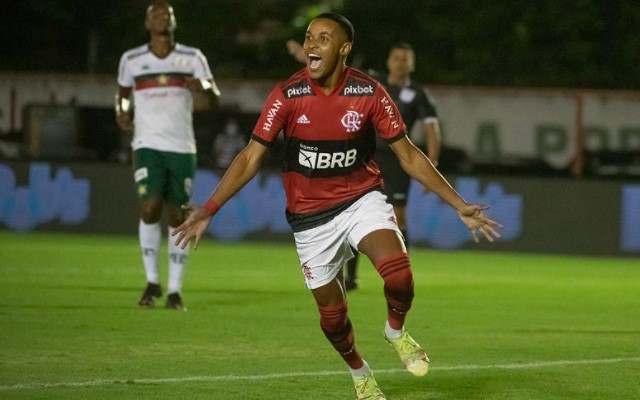 Desencantou: com dois gols no jogo, Lázaro marca pela primeira vez no profissional