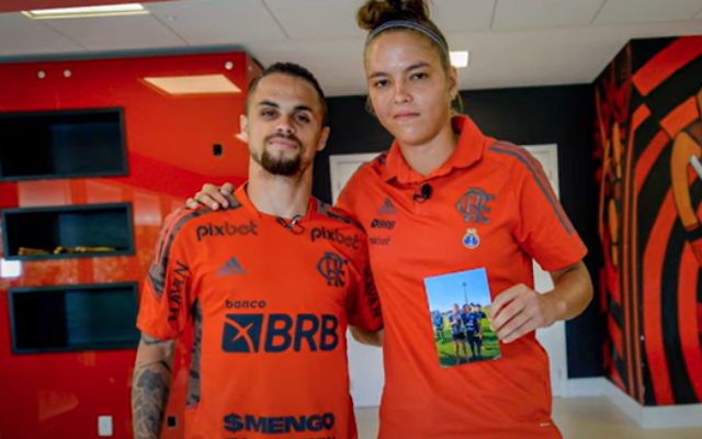 Flamengo promove encontro entre artilheira do time feminino e seu ídolo Michael