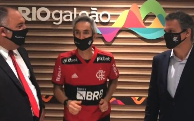 Com direito a aquecimento, Paulo Sousa esbanja animação em chegada ao Flamengo