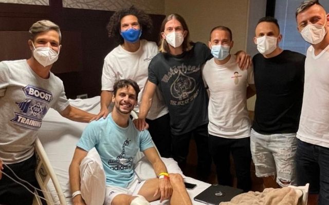 Rodrigo Caio recebe visita de companheiros do Flamengo em hospital