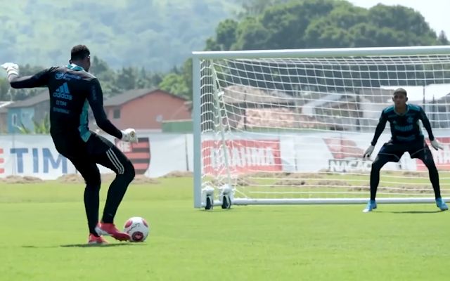 Preparador de goleiros do Flamengo intensifica trabalho com os pés; veja vídeo