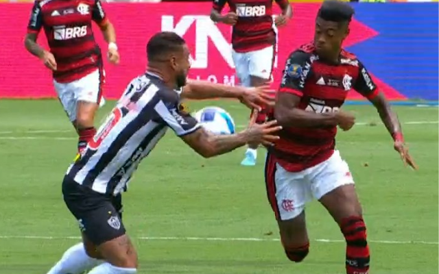 Técnico do Flamengo reclama e cobra arbitragem por erro envolvendo Bruno Henrique