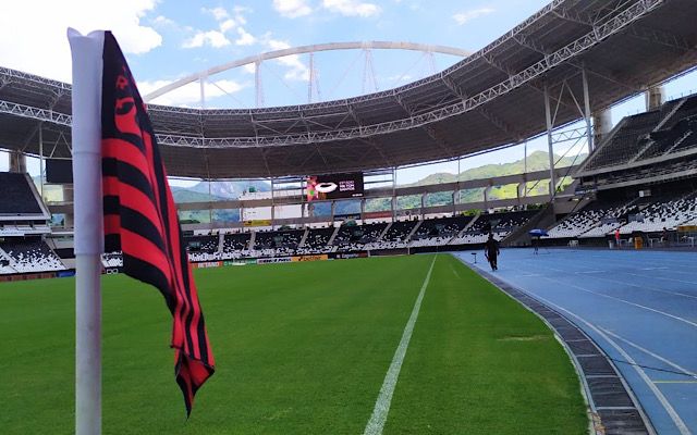Ex-presidente do Botafogo fica ‘indignado’ com bandeira do Flamengo no Engenhão