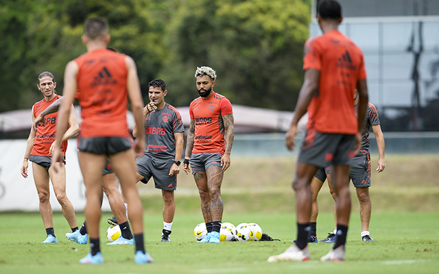 Flamengo tem seis jogadores pendurados para clássico contra o Botafogo