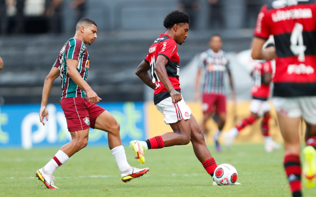 Torcedor do Fluminense atira copo de bebida em Vitinho; veja vídeo