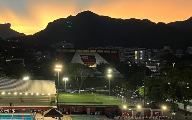 Flamengo conclui pintura da arquibancada da Gávea