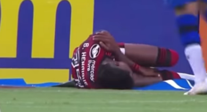 Bruno Henrique tranquiliza torcida do Flamengo após luxação no ombro: “Vou ficar bem logo”