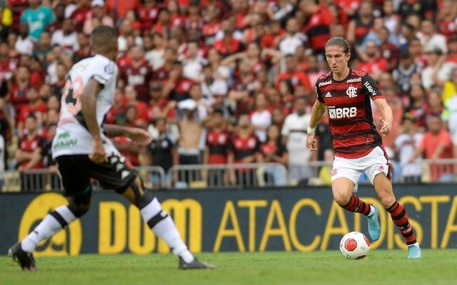 Filipe Luís firma pacto de comprometimento com torcida: “Se conquista no campo, não fora”