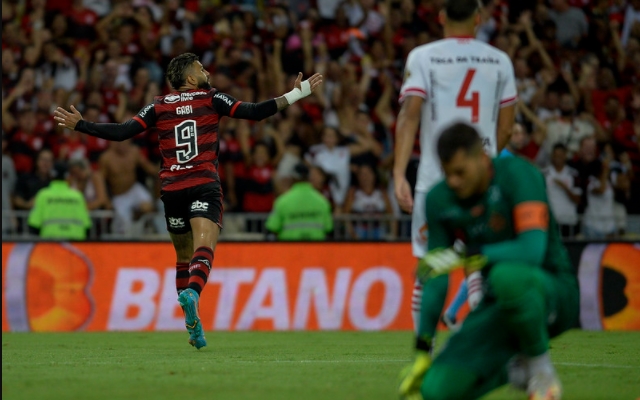 Gabigol não perdoa e provoca críticos após marcar dois gols em vitória do Flamengo