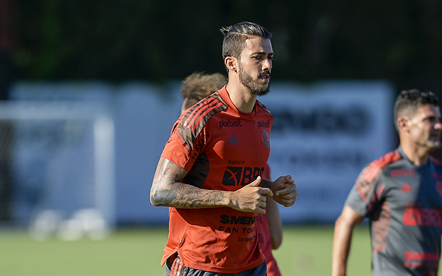 Após quatro jogos fora, Gustavo Henrique deve voltar a ser relacionado em Flamengo x Vasco