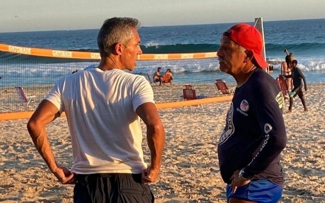 Maestro Júnior encontra Paulo Sousa na praia e joga futevôlei com o técnico do Flamengo