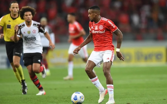 Troca entre Arão e Edenílson entra em pauta para Flamengo e Internacional