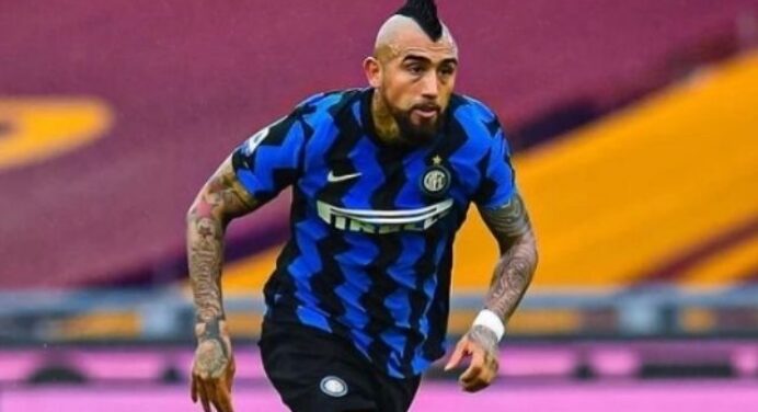 Flamengo oficializa proposta por Vidal, diz jornalista