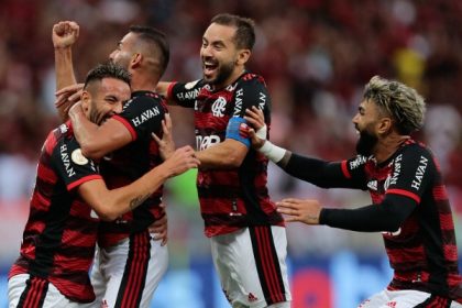 Flamengo comemora gol contra o São Paulo, treinado por Rogério Ceni