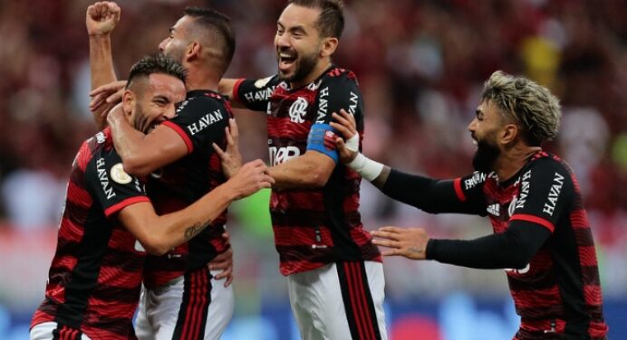 Especialidade? Gol de Isla contra o São Paulo é idêntico a lance pela Seleção Chilena