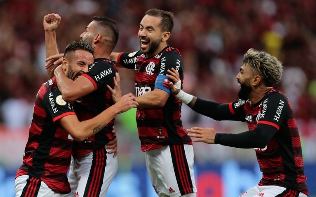 Flamengo comemora gol contra o São Paulo, treinado por Rogério Ceni