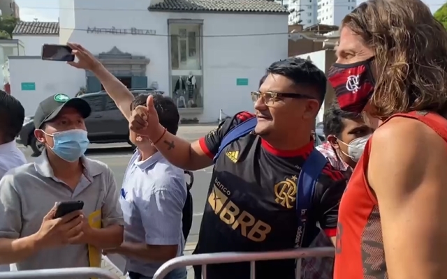 Jogadores do Flamengo são tietados por torcedores peruanos antes de estreia na Libertadores