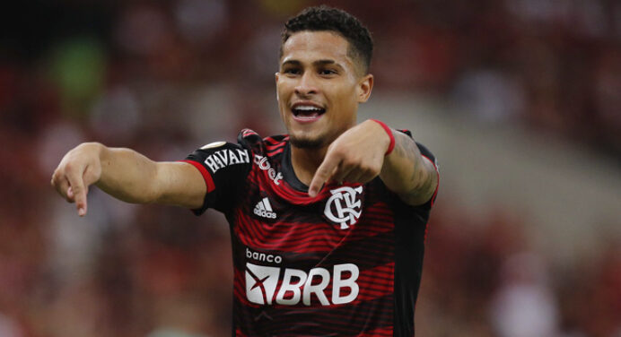 Bayer Leverkusen envia representantes para formalizar proposta por João Gomes, do Flamengo