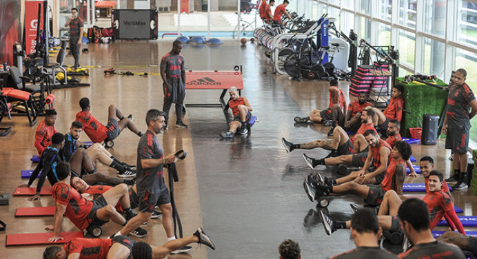 Flamengo contrata profissional do Athletico e consultor americano para comissão técnica