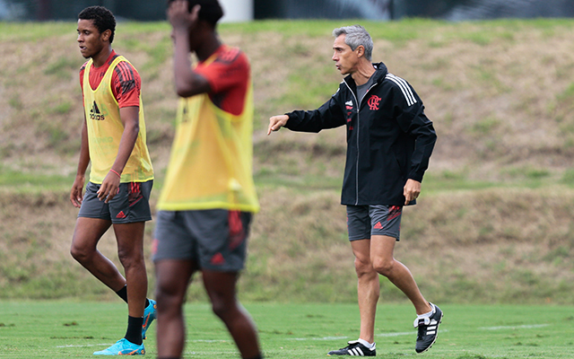 Paulo Sousa define time titular do Flamengo para encarar o Palmeiras em treino nesta terça