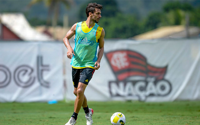 Rodrigo Caio e Ayrton Lucas mantêm rotina com grupo e se aproximam de estreia pelo Flamengo