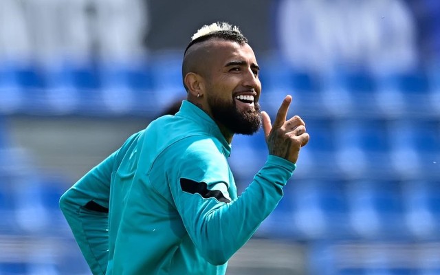 Vidal procura Flamengo e pede mesmo salário de Gabigol para assinar contrato