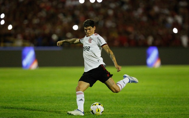 Paulo Sousa ressalta importância de dar ‘minutagem’ em estreia de Ayrton Lucas no Flamengo