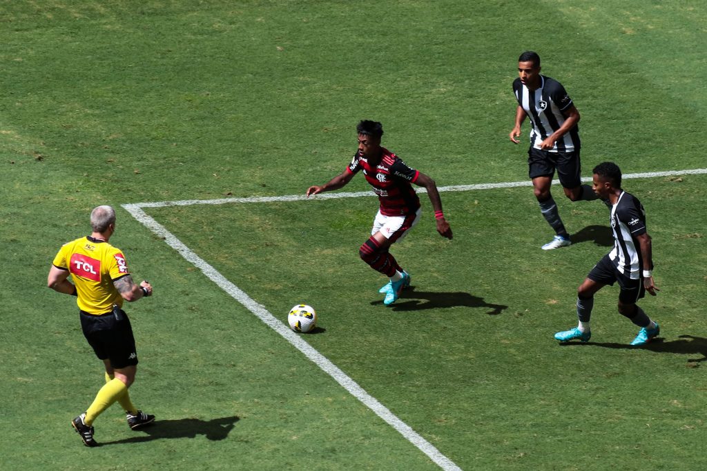 Flamengo vacila, perde para o Botafogo e se complica no Brasileirão