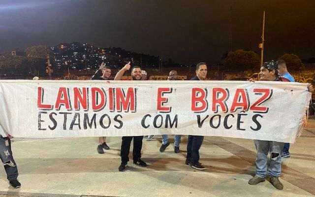 Torcedores levam faixa de apoio a Rodolfo Landim e Marcos Braz em jogo do Flamengo