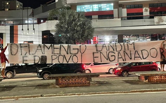 Torcida protesta contra limitação de sócios contribuintes Off-Rio na Gávea: “O Flamengo é do povo”