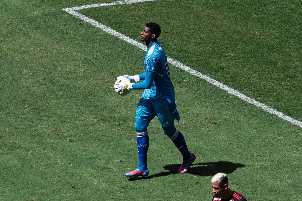 Hugo falha em gol do Botafogo e sofre críticas na web