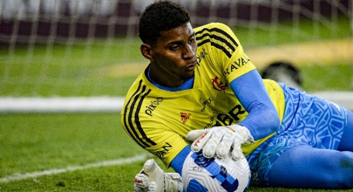 Clube europeu pode desembolsar valor milionário por Hugo Souza