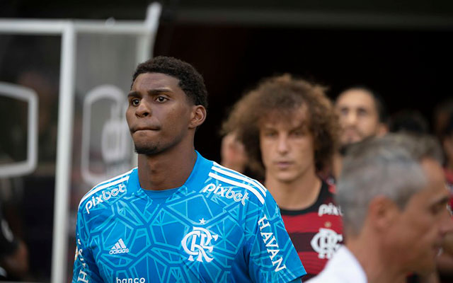 Hugo tem falha inacreditável contra o Sporting Cristal e deixa torcedores do Flamengo irritados