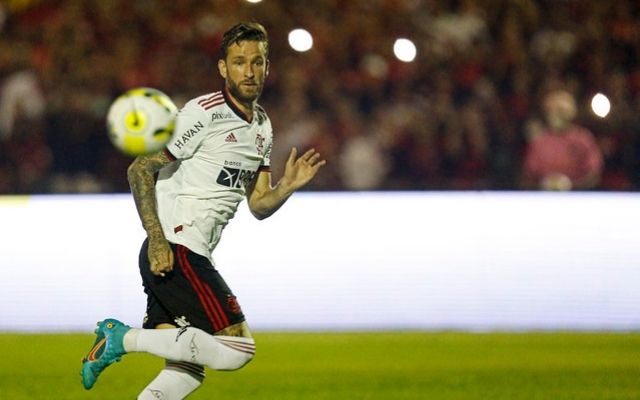 Léo Pereira recebe vaias da torcida do Flamengo em jogo contra o Altos-PI