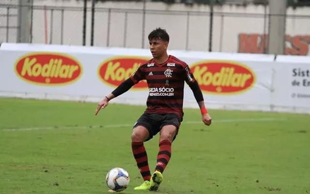 Meia deixa base do Flamengo e acerta contrato com o Confiança