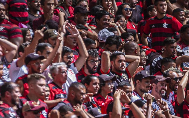 Que torcida é essa? Após rumores sobre interesse do Flamengo em Isla,  rubro-negros invadem Instagram do lateral - Coluna do Fla