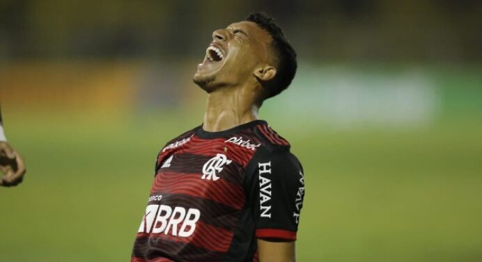 Victor Hugo marca primeiro gol em estreia no profissional do Flamengo