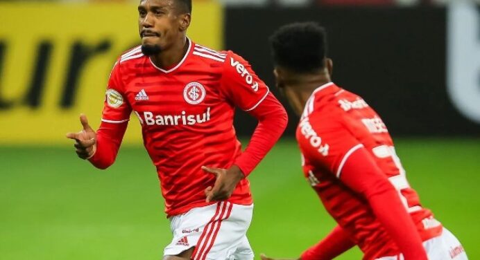 Mano tem desfalque de peso contra o Flamengo; veja provável escalação do Inter