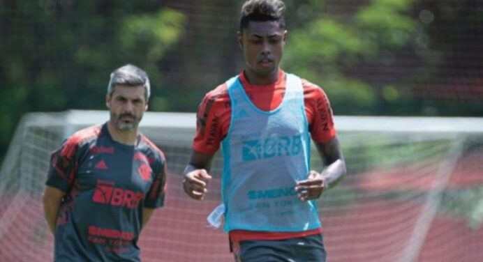 “Você não merecia isso”: Preparador físico de Paulo Sousa lamenta lesão de Bruno Henrique