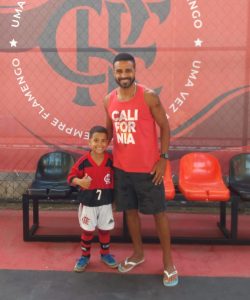 Lucas Souza, 6 anos, ao lado do pai, antes de jogo do Flamengo
