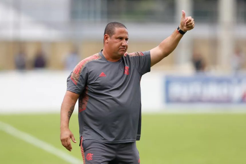 Mario Jorge, treinador do futebol de base do Flamengo, durante partida do sub-17