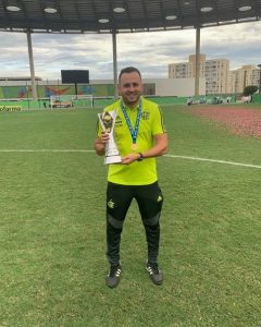 Marlon Syndara, preparador físico do Flamengo, exibe troféu do Brasileirão sub-20 de 2019